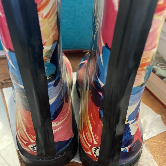 Floral design rain boots size 7 - Picture 3 of 3